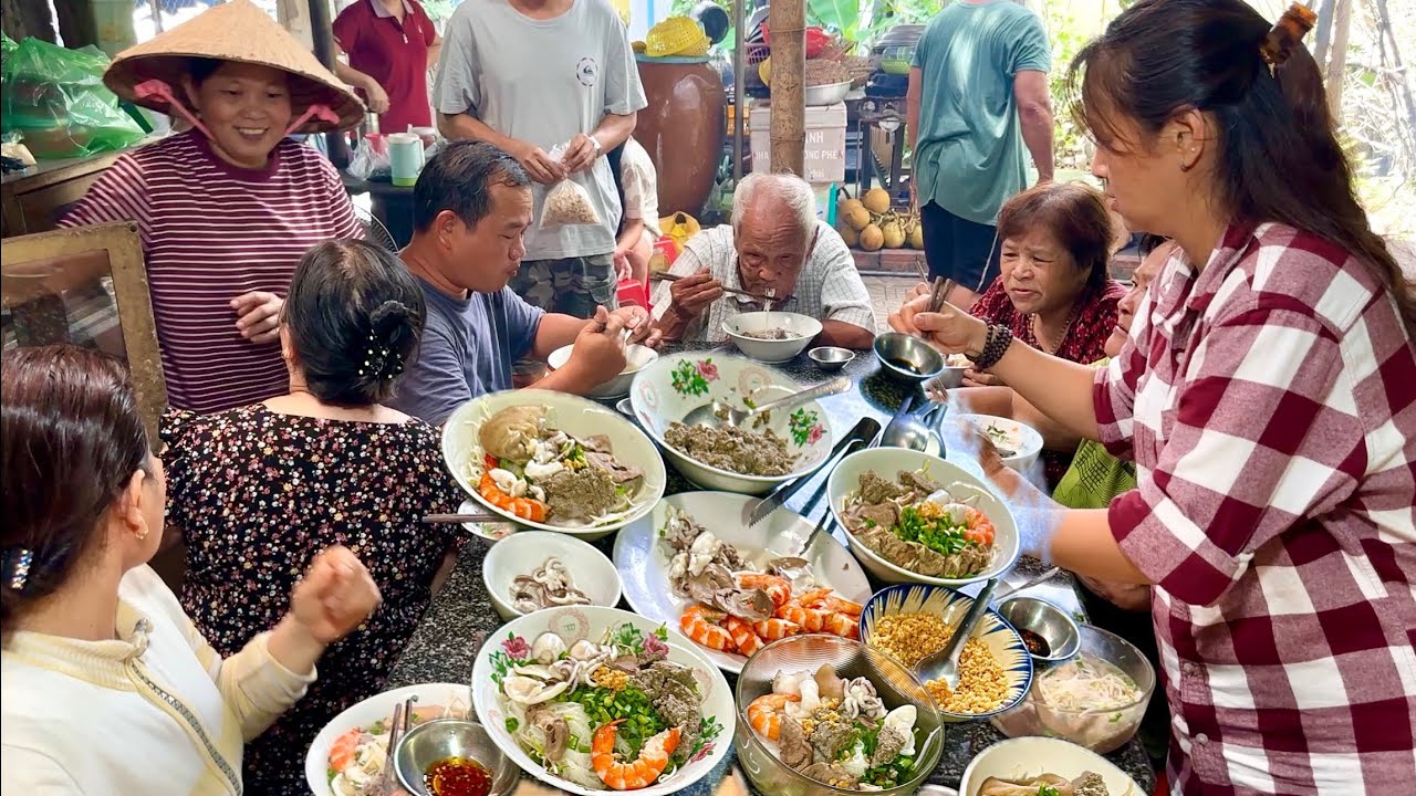 Mấy Chị Lại Về Chơi, Nấu Nồi Hủ Tiếu Cua Đồng Hải Sản | Vinh & Truyen