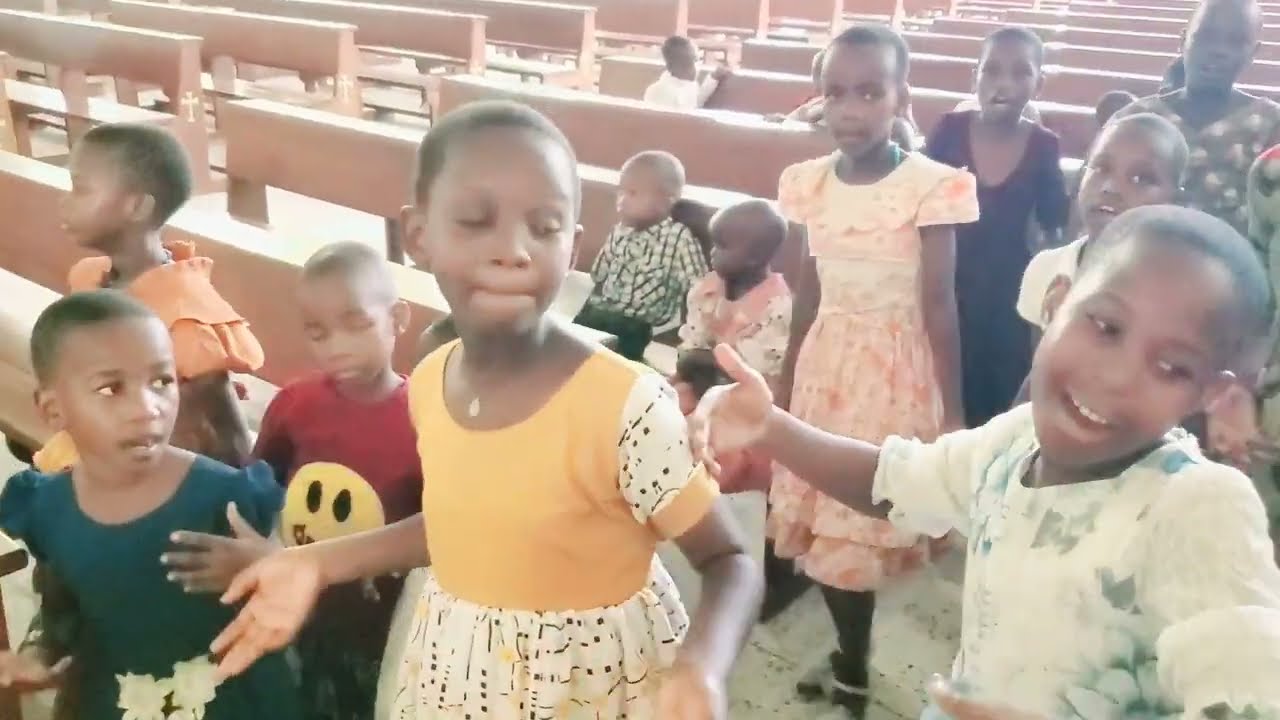 Kwaya ya watoto Mongolandege wakiimba vizuri wimbo wa NIMEZALIWA KWENYE MOJA, Kanisa katoliki