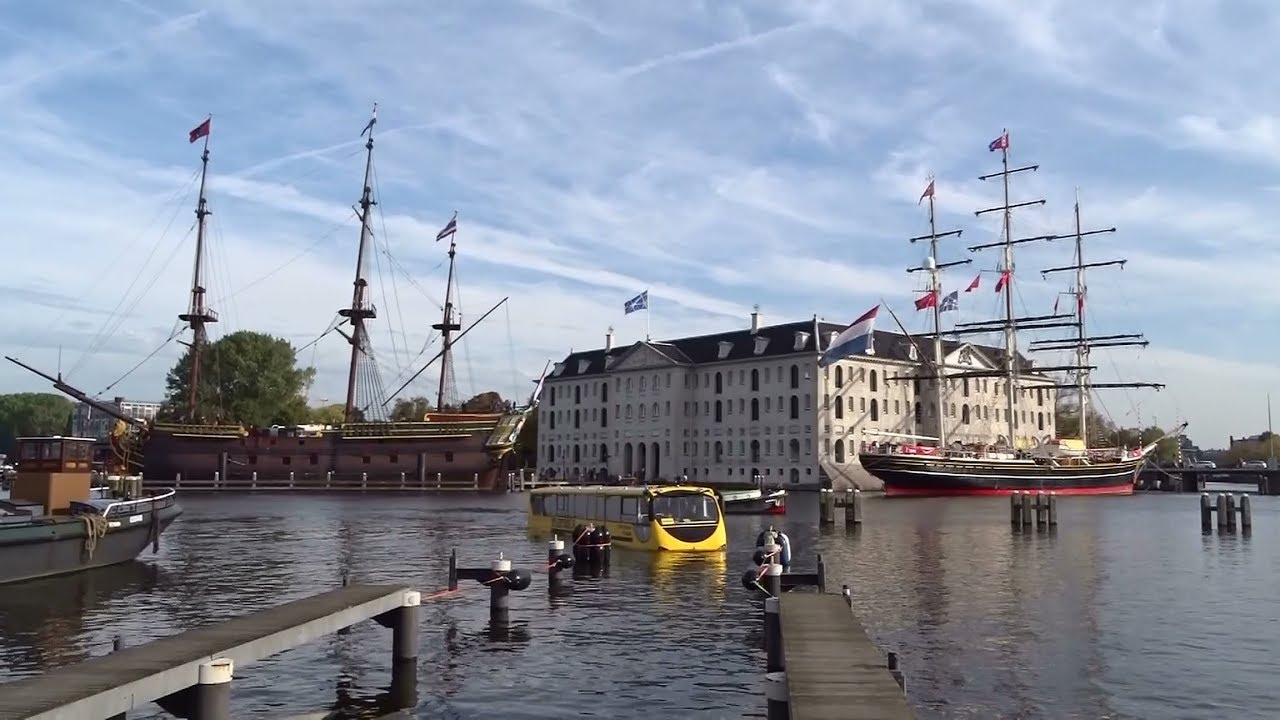 Amfibiebus Splashtours / Floating Dutchman komt uit het water - Oosterdok Amsterdak
