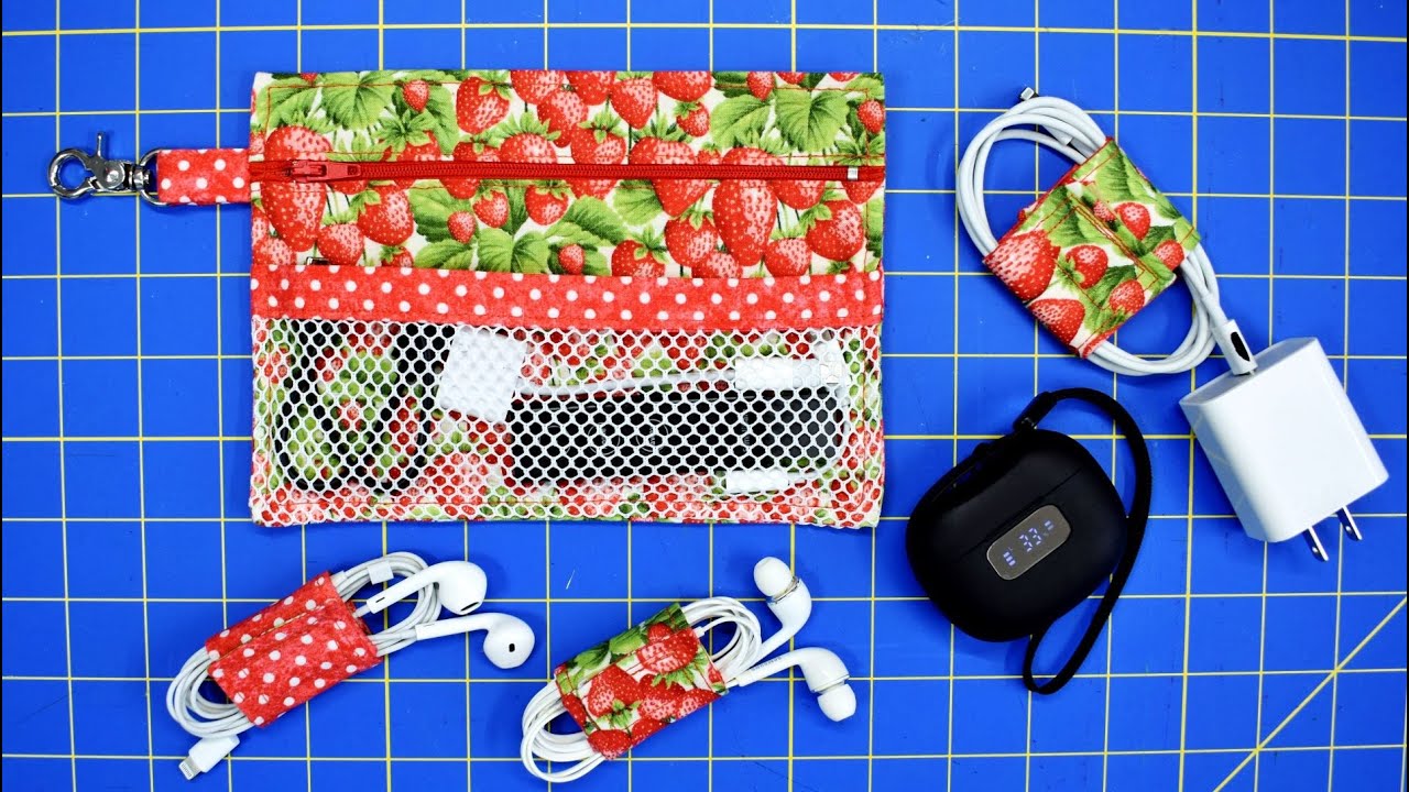 Bolsita para cables, audífonos y cargadores. /  Bag for cables, headphones and chargers.