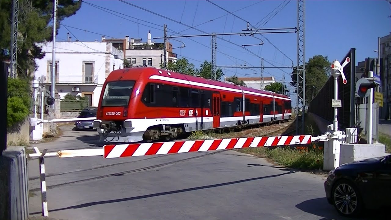 Spoorwegovergang Castellana Grotte (I) // Railroad crossing // Passaggio a livello