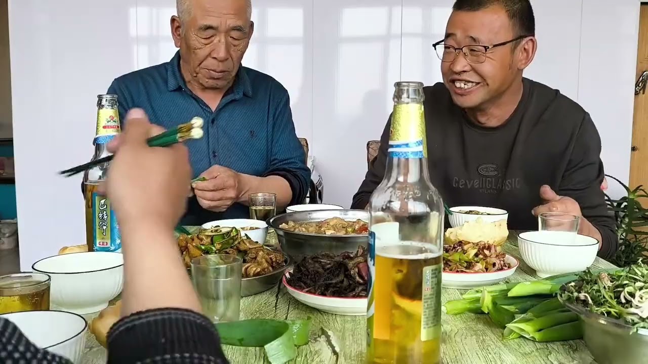 地种完了，下午没事了，喝点小酒，清炖牛肉酱小鱼，尖椒肥肠炒尤鱼。