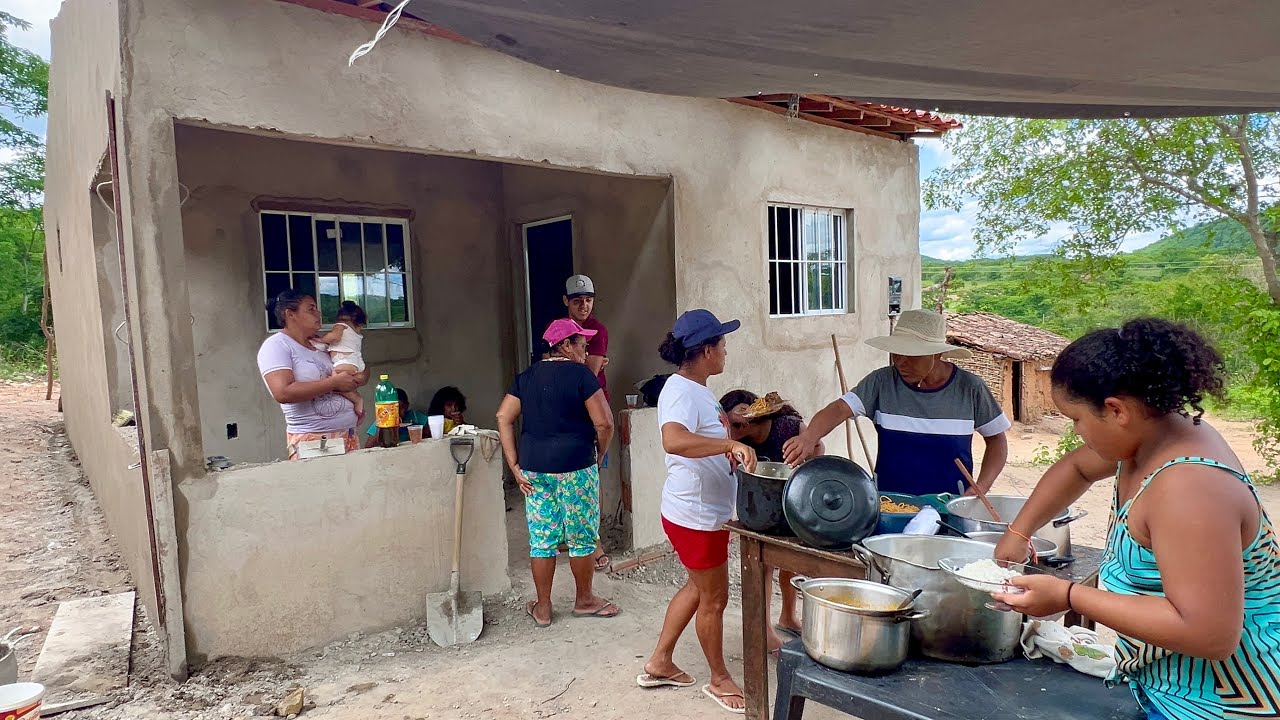 ALMOÇO NA ROÇA, NA CONSTRUÇÃO DA CASA DE VITÓRIA, COMUNIDADE SANHARÓ 