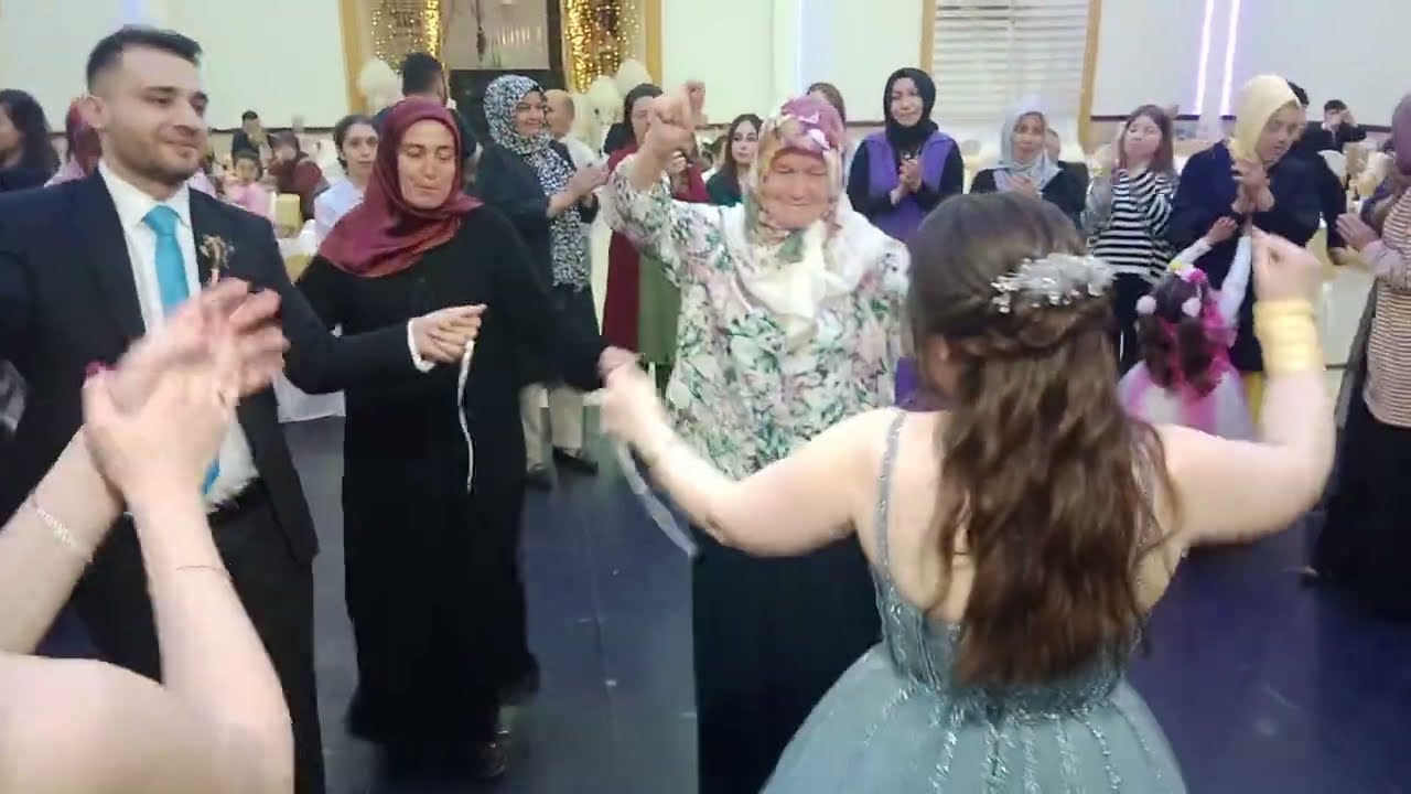 Çiftler Gülüç Belediye düğün salonunda düzenlenen nişan merasiminde evliliğe ilk adımını attılar.(2)