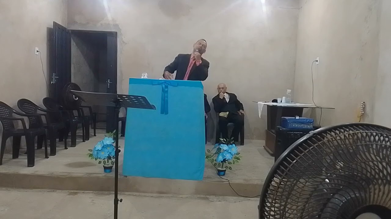 Pastor  CLÁUDIONOR louvando a Deus 