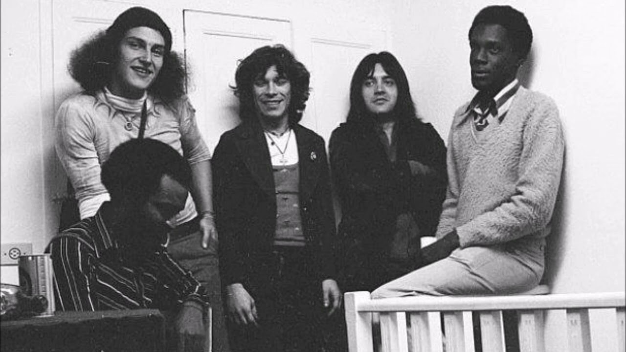 Som Nosso de Cada Dia - Introducao / Sinal da Paranoia live in 1975
