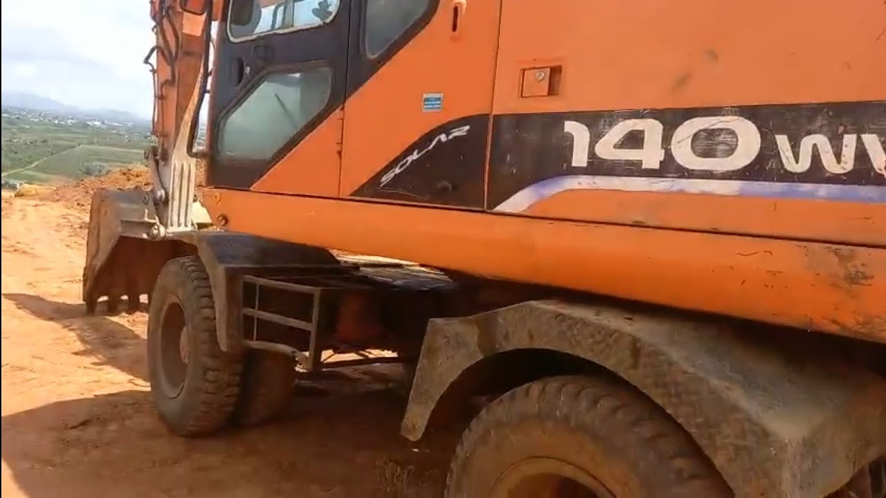 Bán máy đào bánh hơi Doosan sola 140 giá 600 triệu, số điện thoại trong phần mô tả.