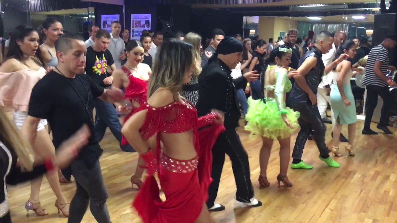 Salsa Legends Fest. Cha cha cha line dance