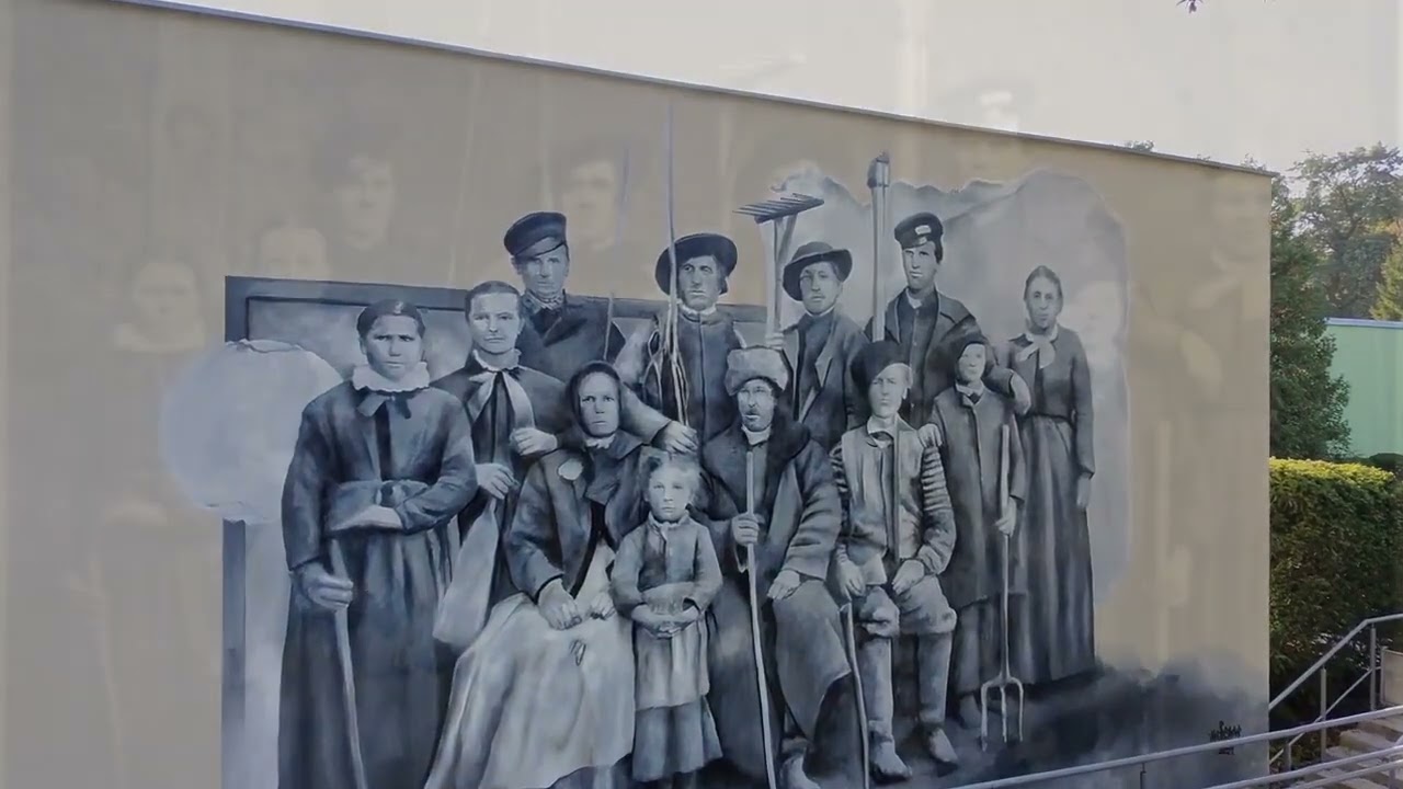 NIE-OBECNI, czyli mural historii - jak powstał mural (audiodeskrypcja)