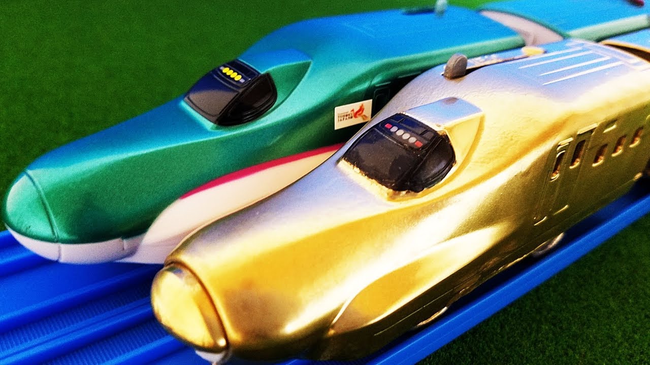 プラレール 新幹線 金色のE5系はやぶさがE6系こまちと連結！ きかんしゃトーマス のびーるにじの橋でじこはおこるさ! 緑のE5系と並走! 跳ね橋や踏切を通過! hifumitoy