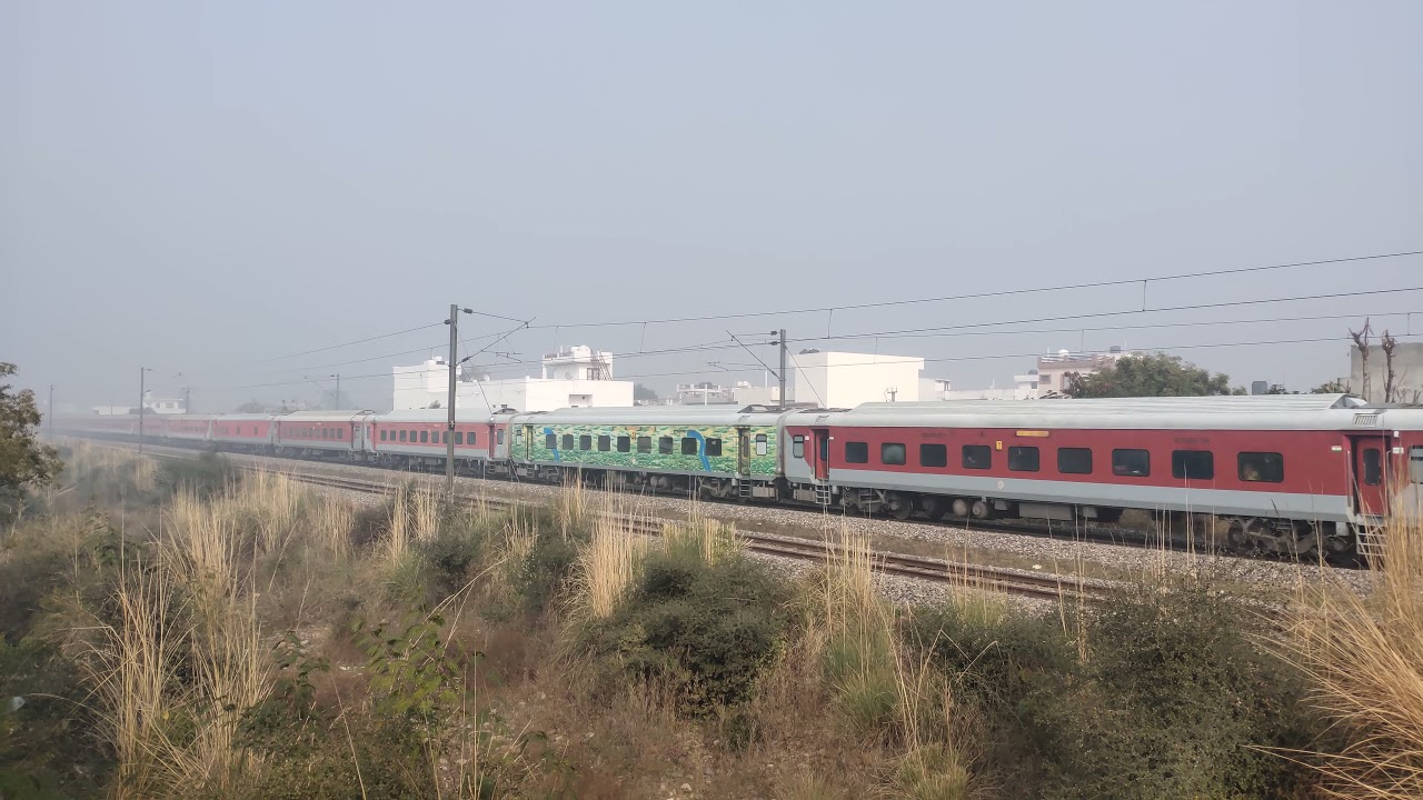 04672 SWARAJ EXPRESS TRAIN FROM VAISHNO DEVI KATRA TO BANDRA TERMINUS