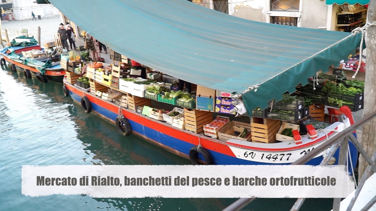 Mercato di Rialto, banchetti del pesce e barche ortofrutticole a Venezia