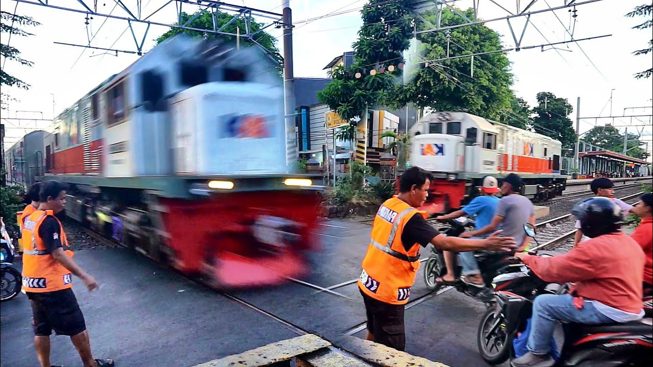 🔴nyata tanpa editan perlintasan kereta paling bikin dag Dig dug di gang sentiong