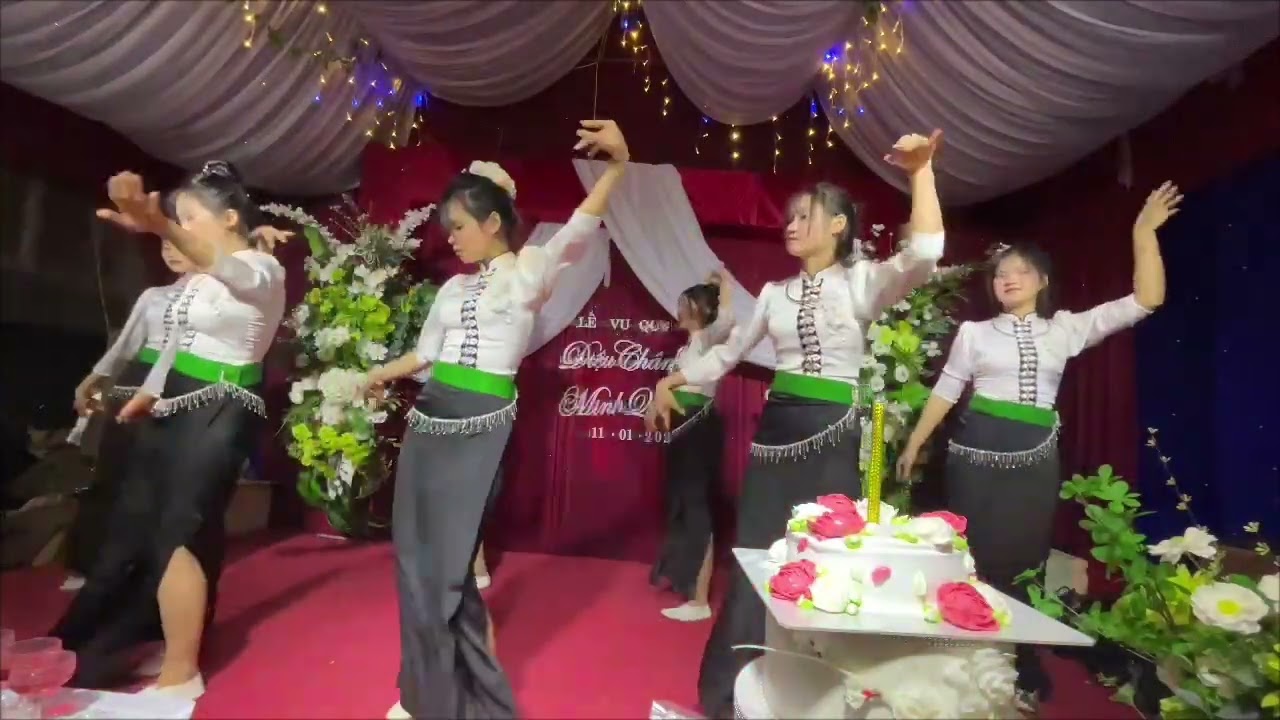 Nhóm Múa Bình Minh Cô Gái Sầm Nưa Xinh Đẹp Remix biên đạo và thể hiện.