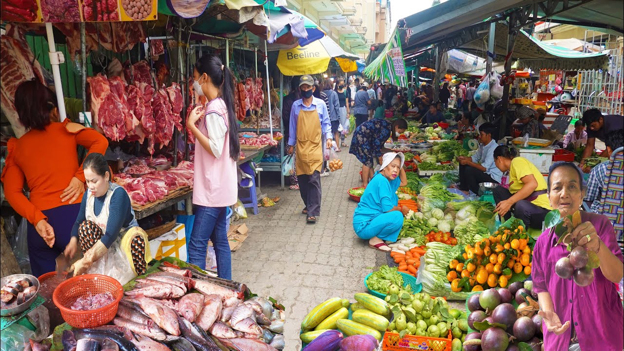 Множество свежих продуктов на камбоджийском рынке — фрукты, сушеная рыба, курица и многое другое