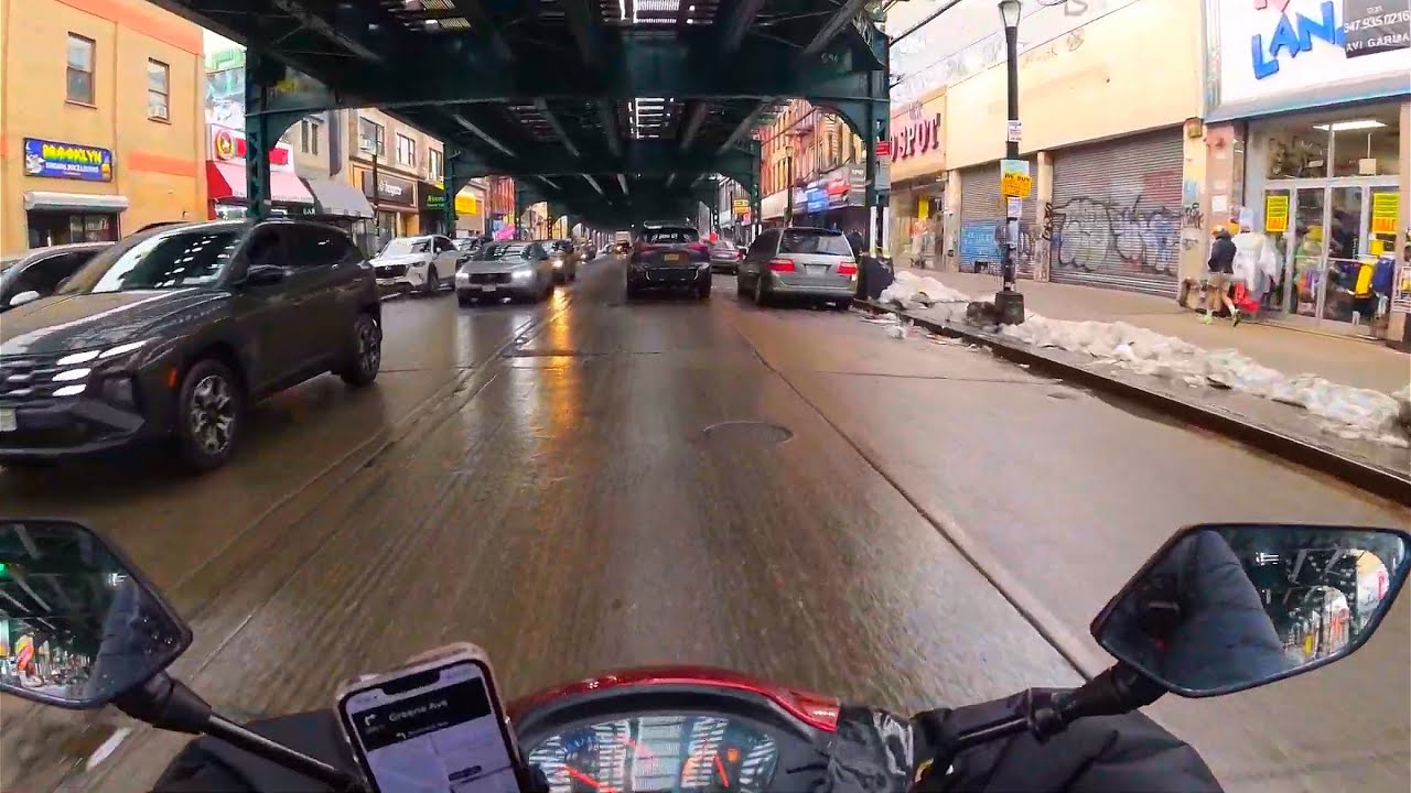 Доставка еды в дождливую погоду в Бруклине, Нью-Йорк.