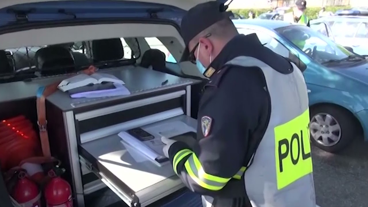 Camionista ubriaco ferma in tir in A1 e si mette a dormire: denunciato