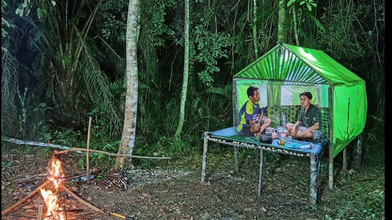 Camping membangun shelter sederhana di rawa berpetualang di kebun sayur dan bermalam di cabin 