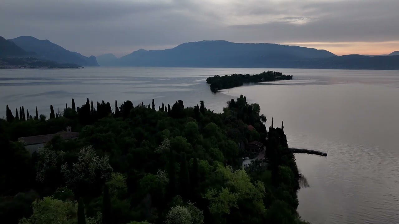 Manerba del Garda von oben &ndash; Drohnenflug &uuml;ber den Gardasee 🌅🚁