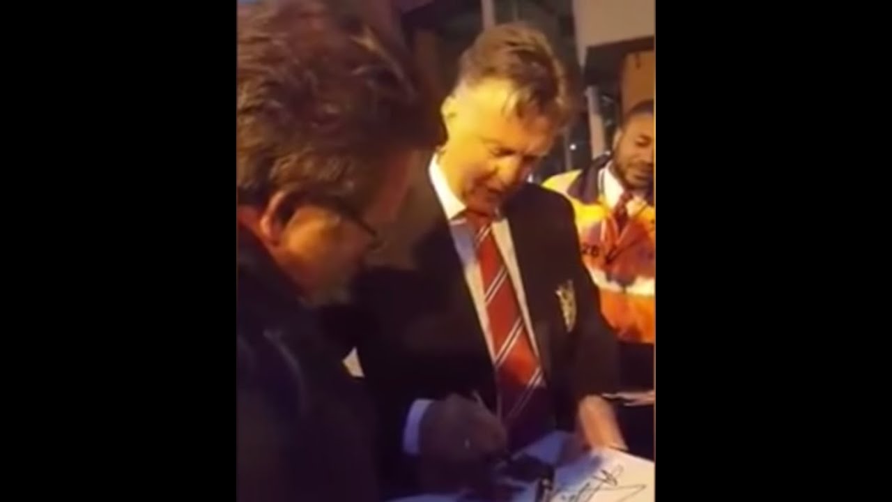 Van Gaal sings chant with Man United fans | Louis van Gaal's red and white army!