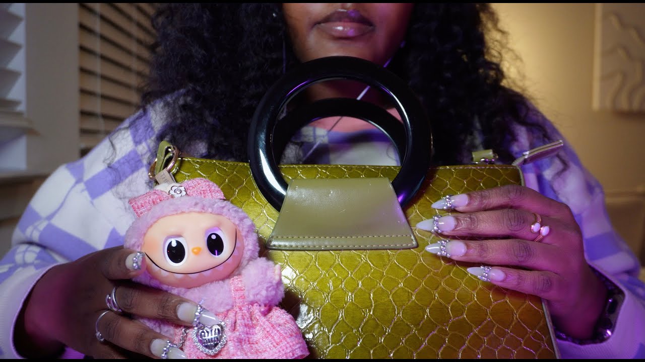 ASMR What's In My Bag | Tapping & Scratching (No Talking) 💚