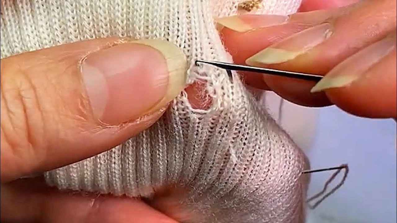 How to Perfectly Repair a Hole in a klKnitted Sweater