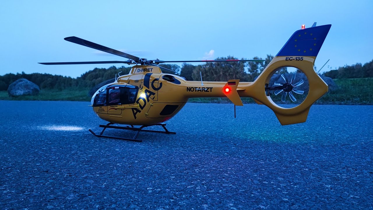 RC EC135 fliegen in der Abenddämmerung