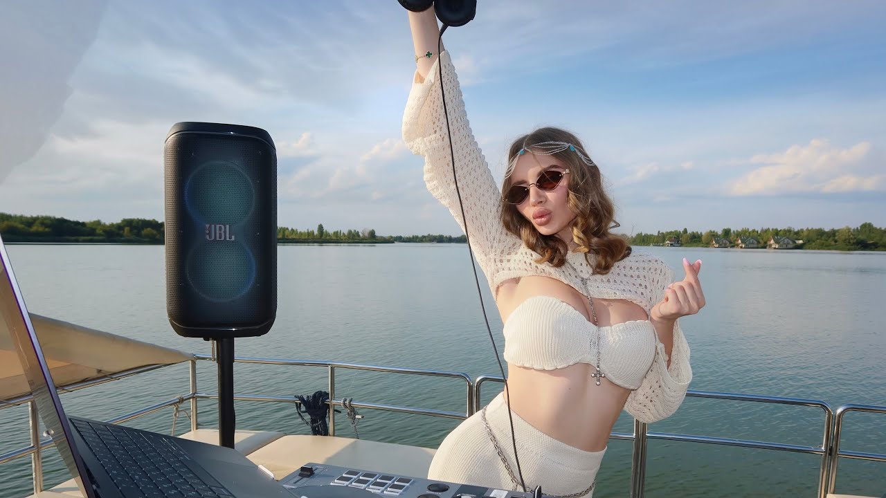 Sunset Yacht Mix 2025 | Laura Love Melodic & Deep House DJ Set