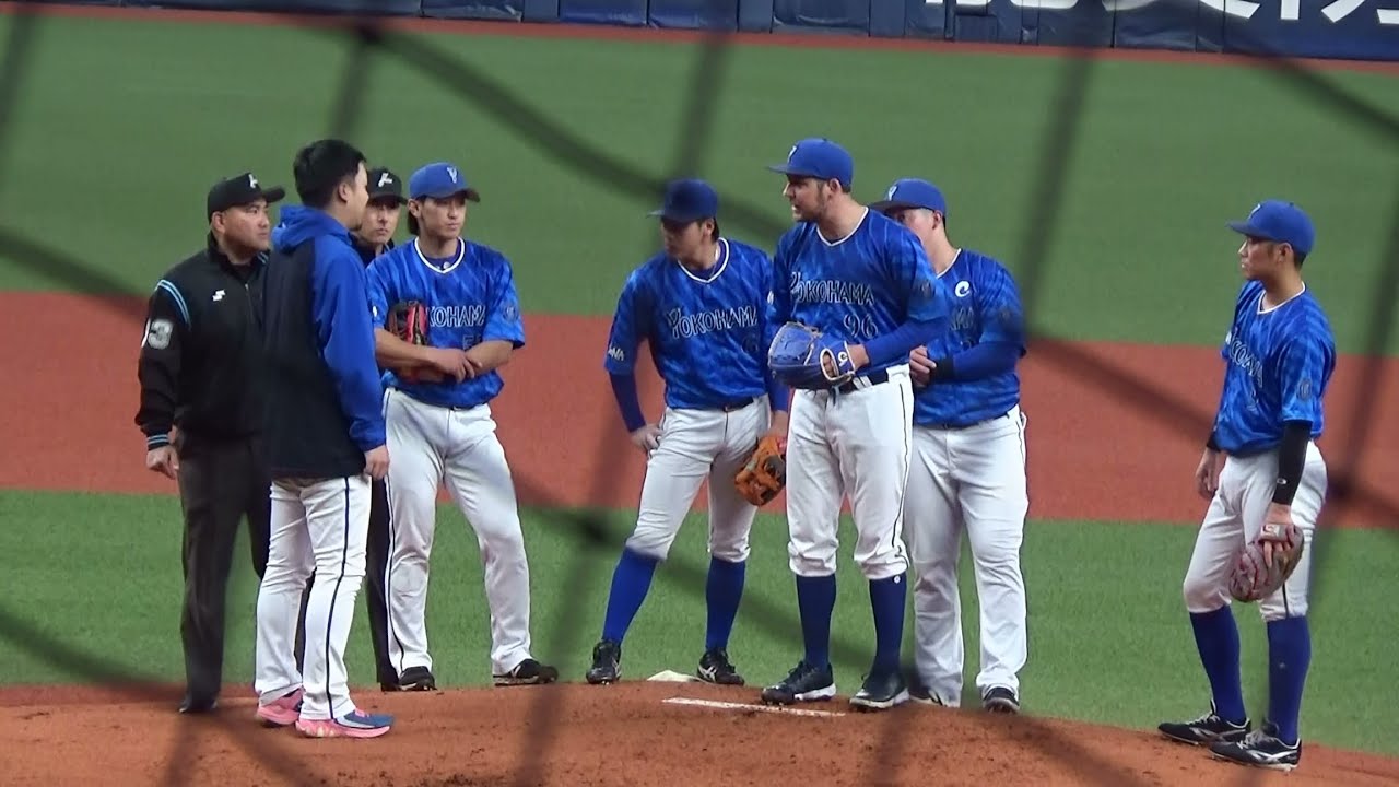 【審判ウォッチ（抗議対応編）】バウアー投手が行ったボークに対し、三浦監督とバウアー投手に説明を行う責任審判の福家英登クルーチーフ【2025.3.9 オリックス vs 横浜DeNA OP戦 ＠京セラD】