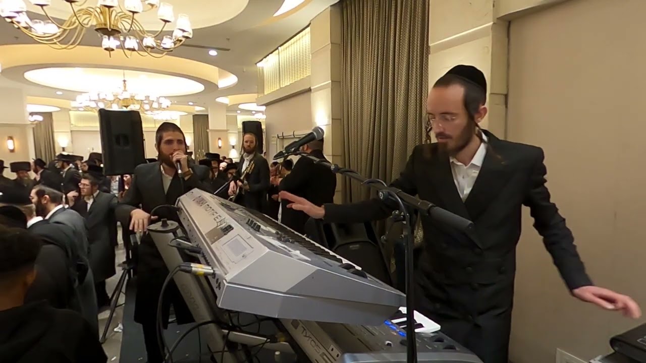 אושי לנסדמן ויוסלה קרישבסקי במחרוזת ריקודים שניים בחתונה