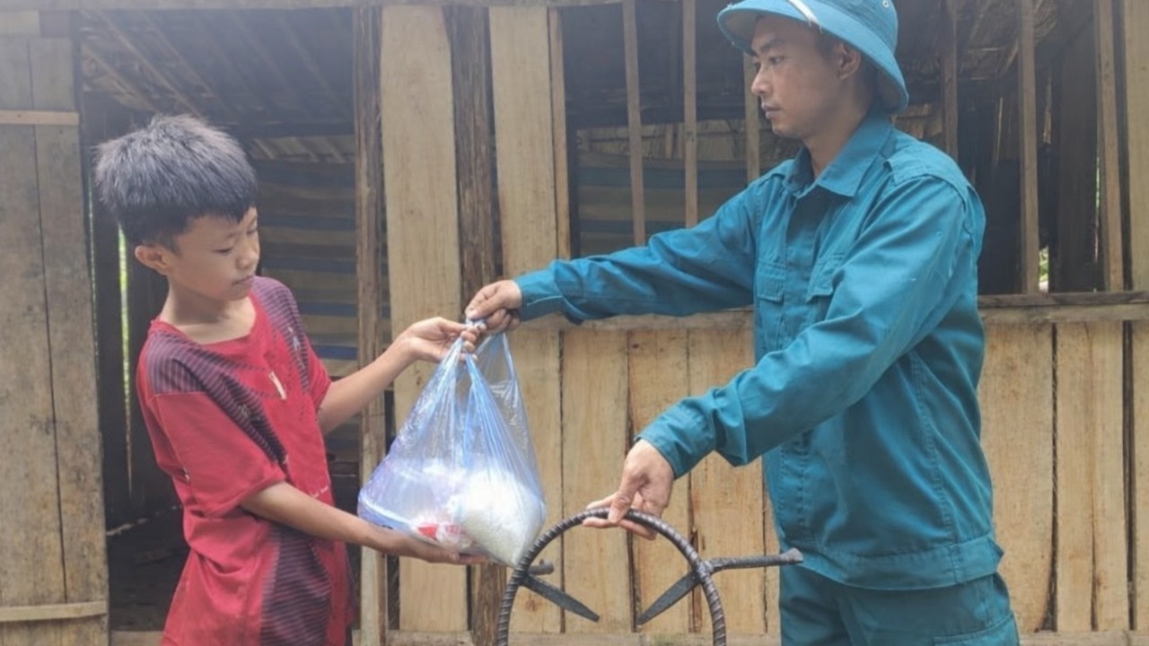 Received supplies from a kind militiaman - A lucky day of wild boar trapping.| Poor Highland boy