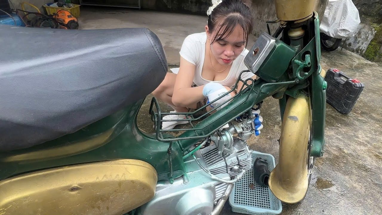 The long-legged girl restored and repainted the abandoned HONDA Cud 50 into a perfect car. part 1...