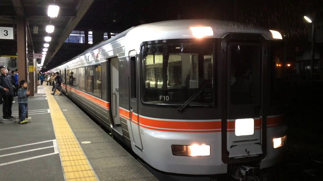 373系入線&空転しながら発車 (警笛あり)