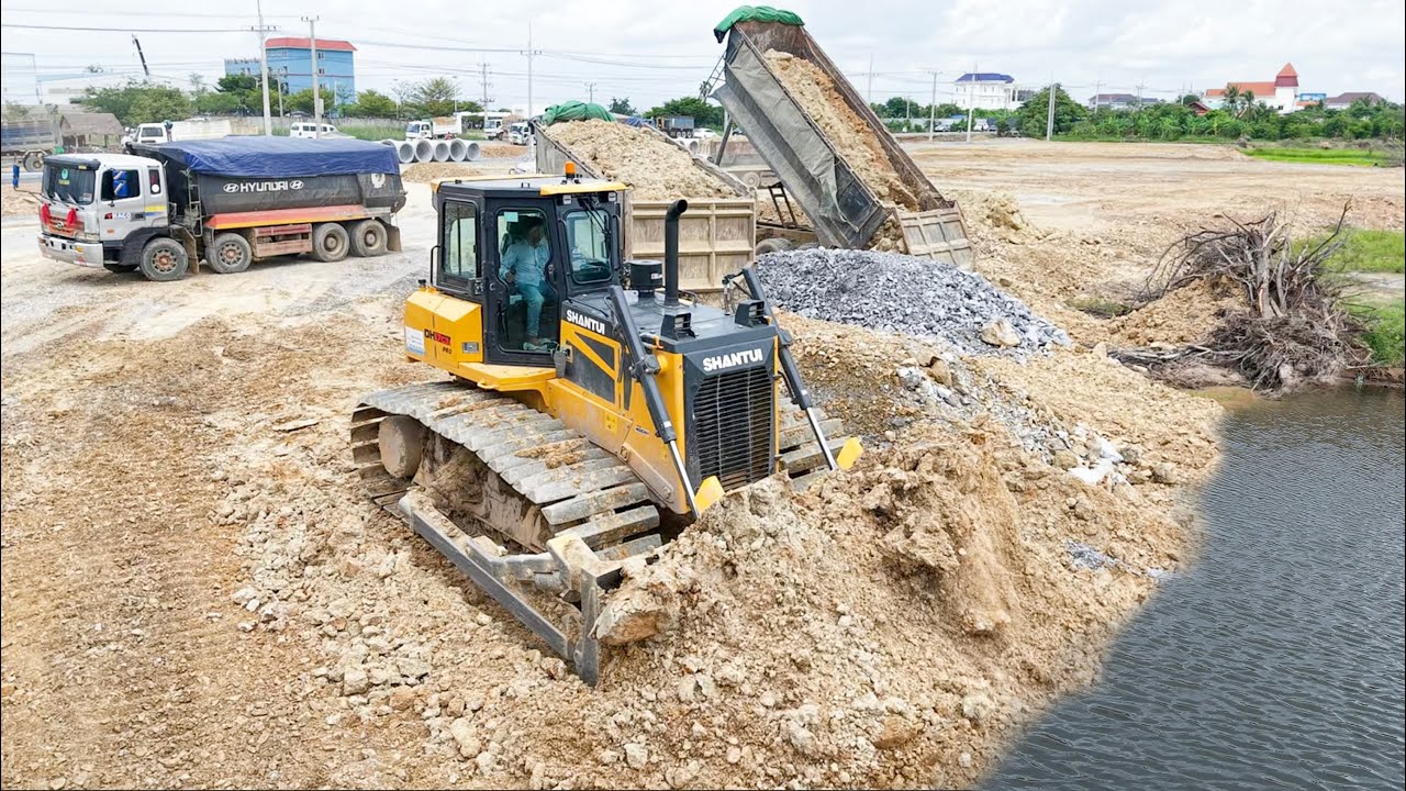 Amazing Skill SHANTUI Bulldozer Leveling Earth with 25T Dump Truck