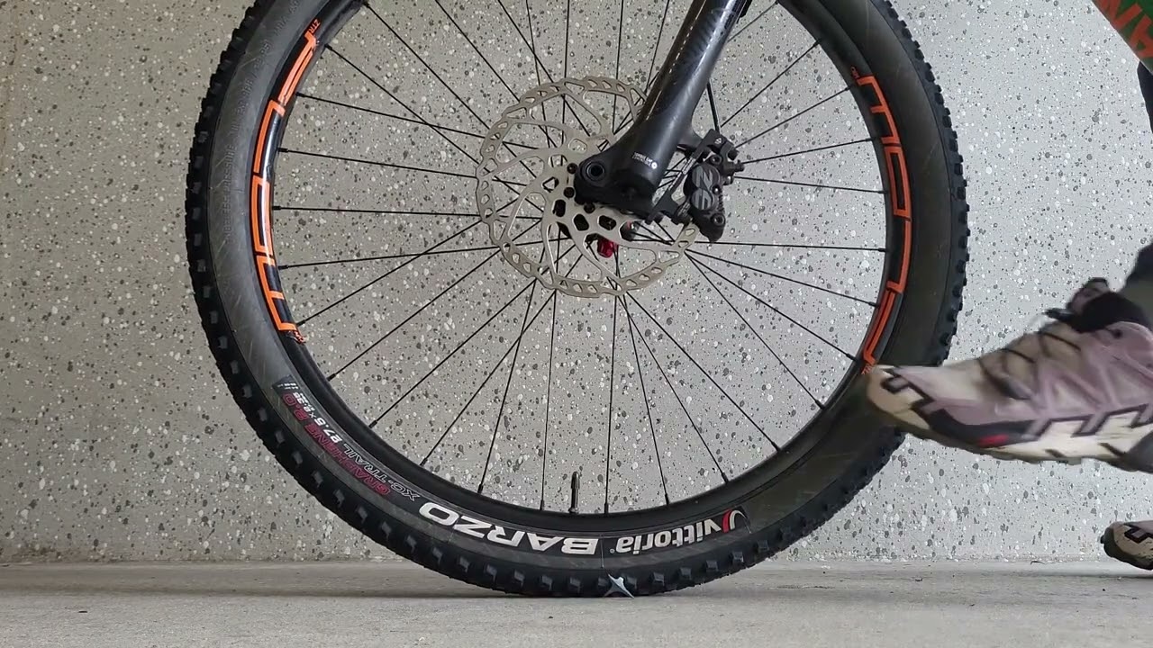 Krähenfuss bohrt sich in MTB Reifen