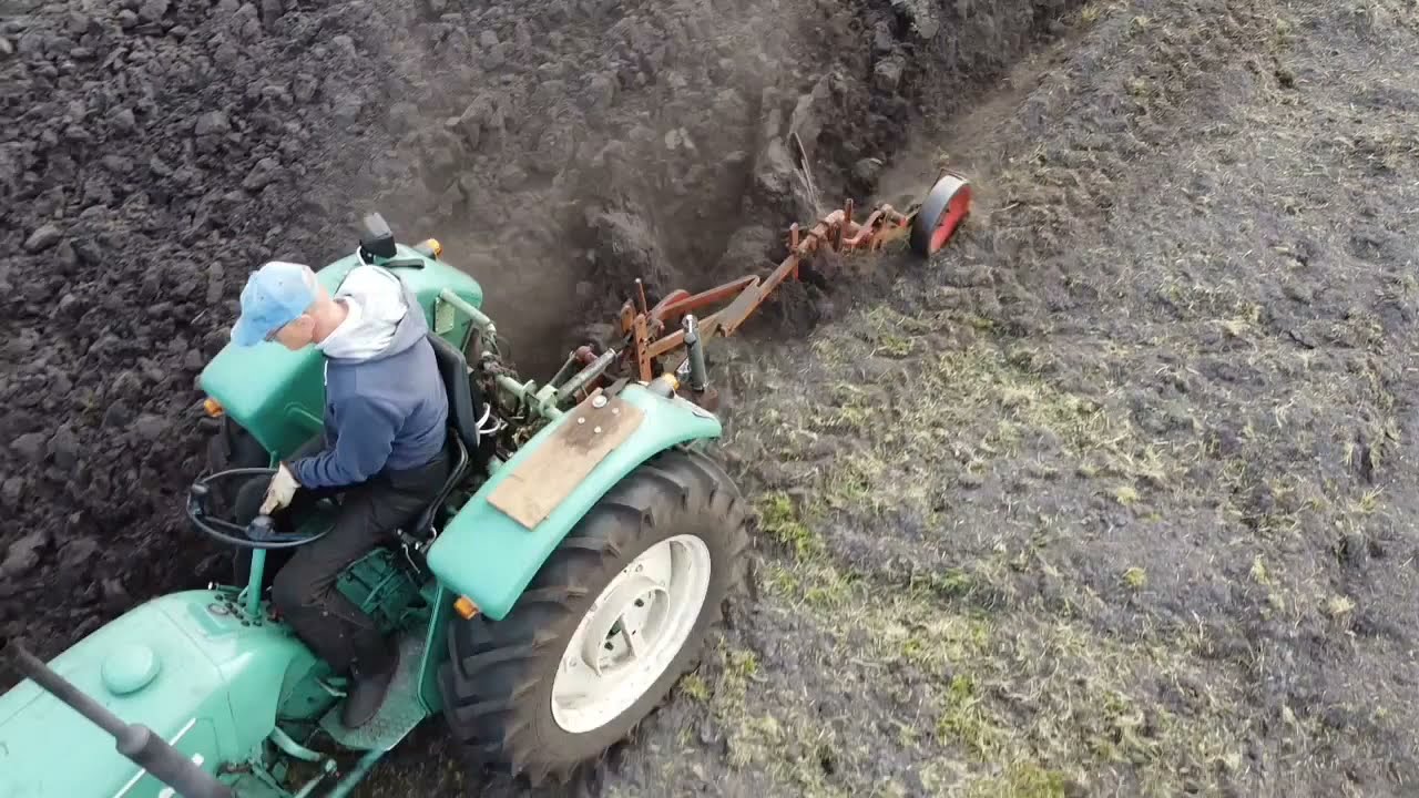 MAN 4N2 Traktor Ackerdiesel mit Krone DABZ pflügen - DJI Mini 2 MAN at work