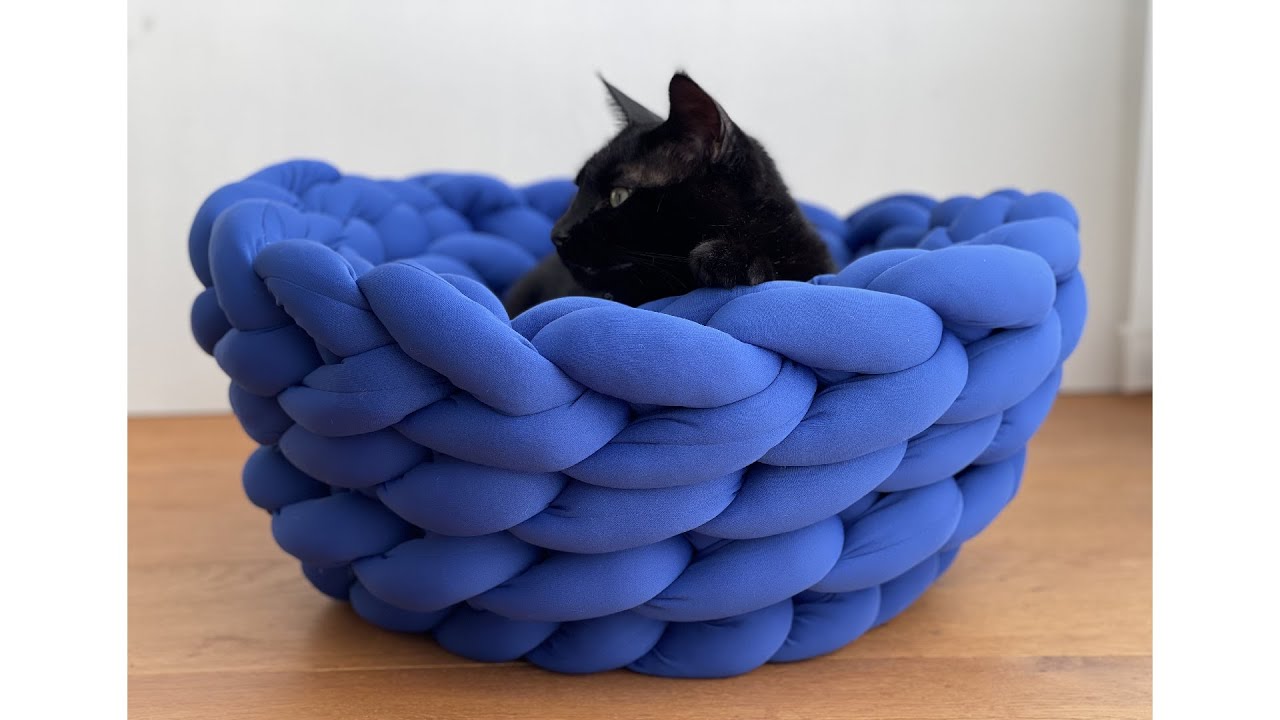 腕編みで作る猫のベッド