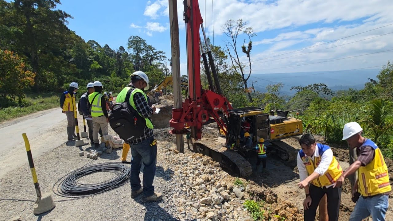 Pengeboran Bore Pile Di Sisi Jurang Jalur Batu Jomba 