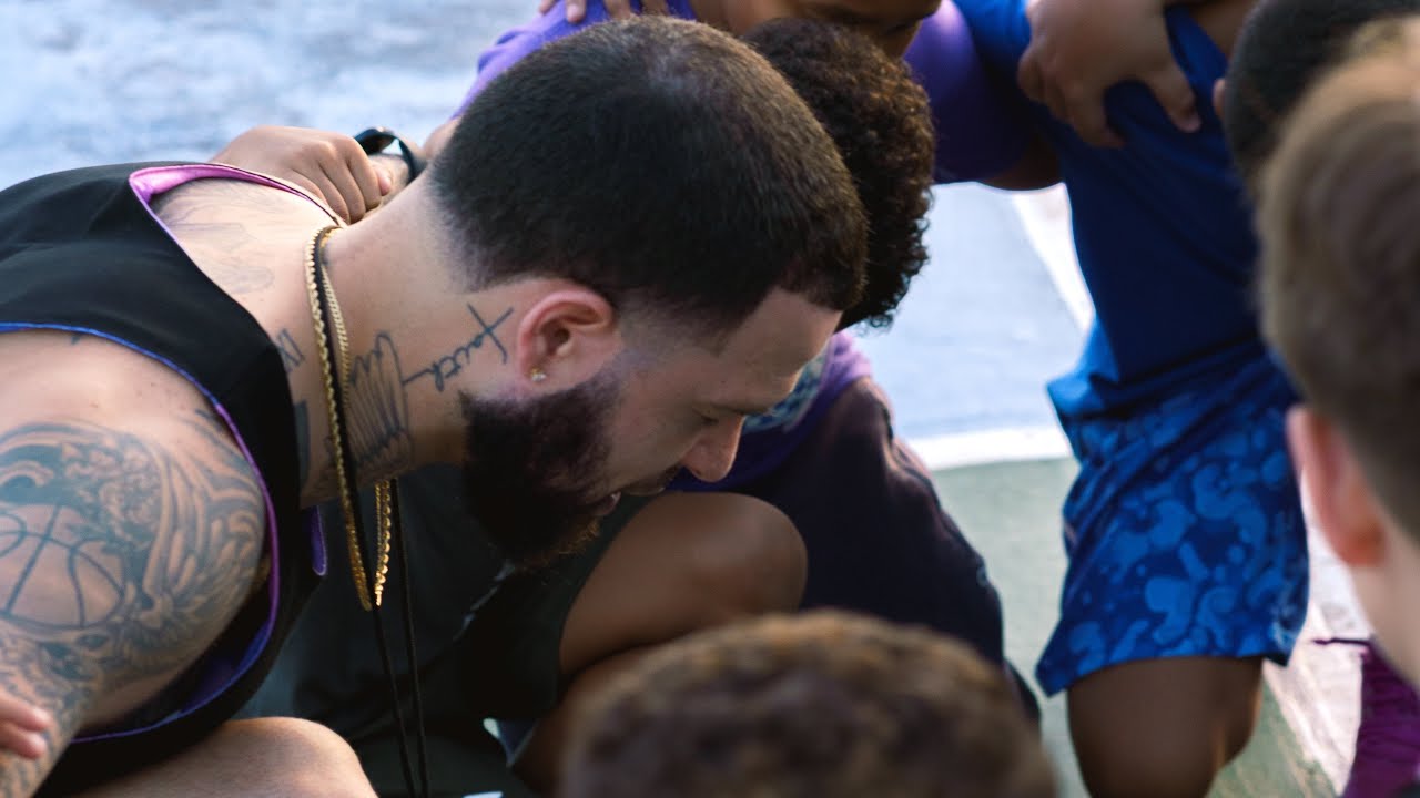 El Señor de inclina para mirarnos. 