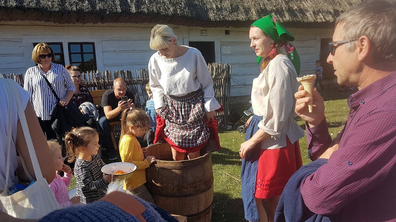 Deptanie kapusty - skansen w Tokarni, region świętokrzyski 2019.