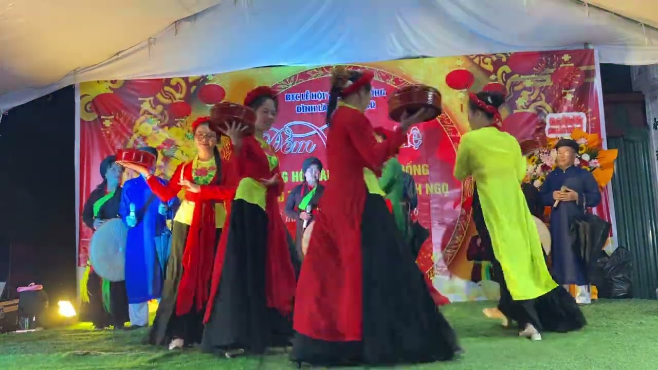 Múa hát Mời nước mời giầu Mừng lễ hội truyền thống do CLB Quan họ Thiện Dũ trình bày