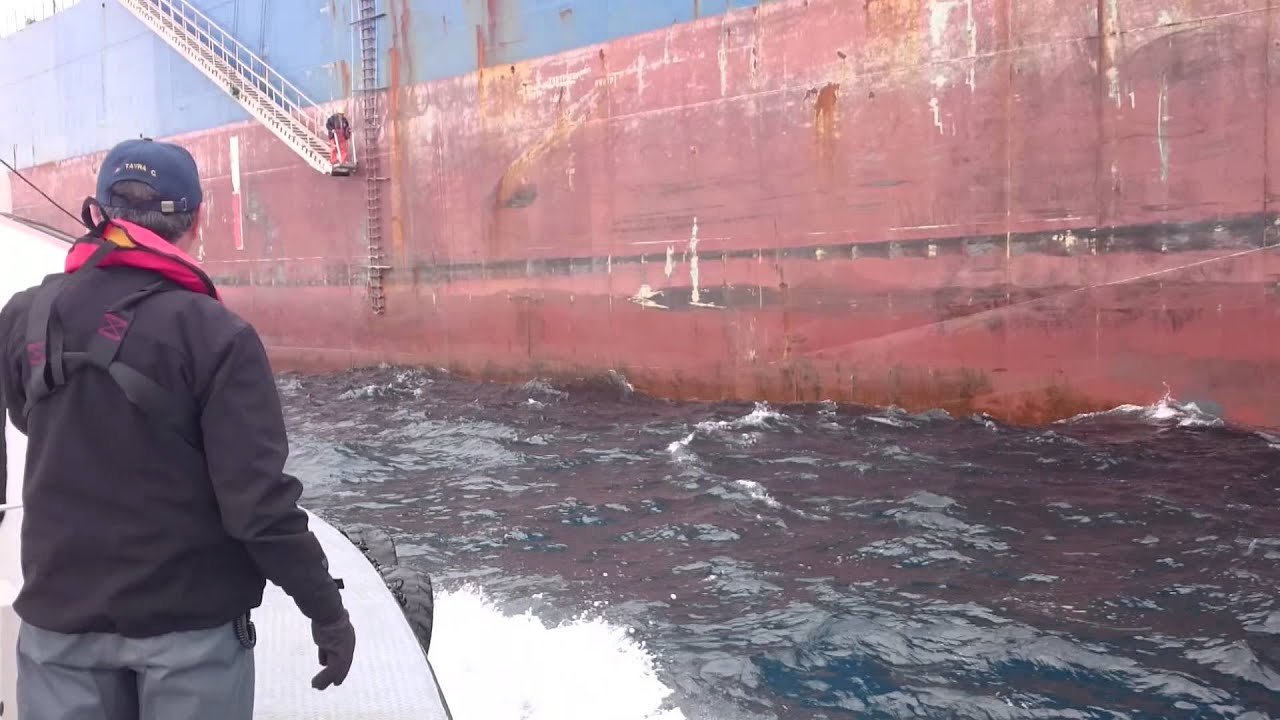 Embarco de práctico a la moto nave klara selmer..