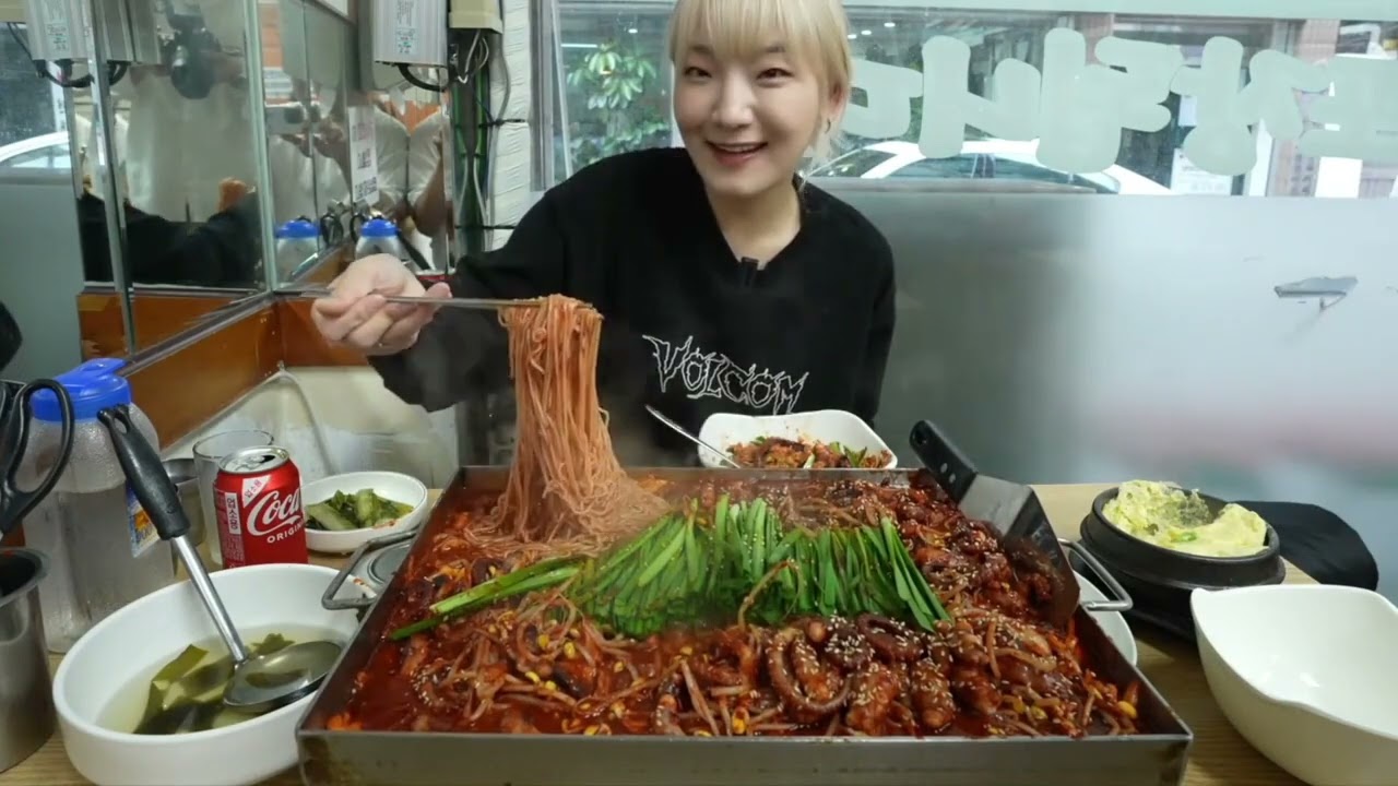 Stir-fried octopus on a hot plate#Spicy stir-fried octopus#Korean cuisine#I enjoy eating
