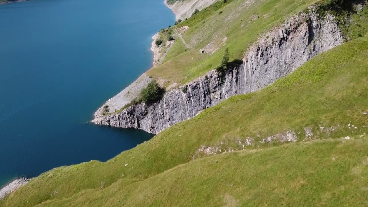 Sorvoliamo il Lac De Grand Maison!!!