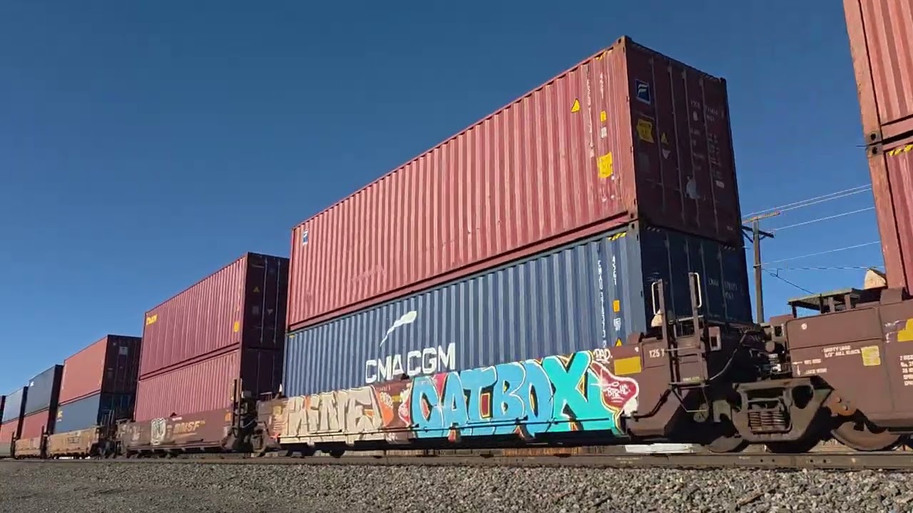 BNSF S-HUDSON3-07L Intermodal train at Crews