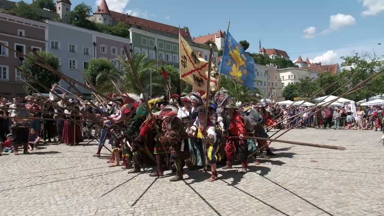 Landsknechte aus Mindelheim bilden Igelstellung in Burghausen (Burgfest 2025)