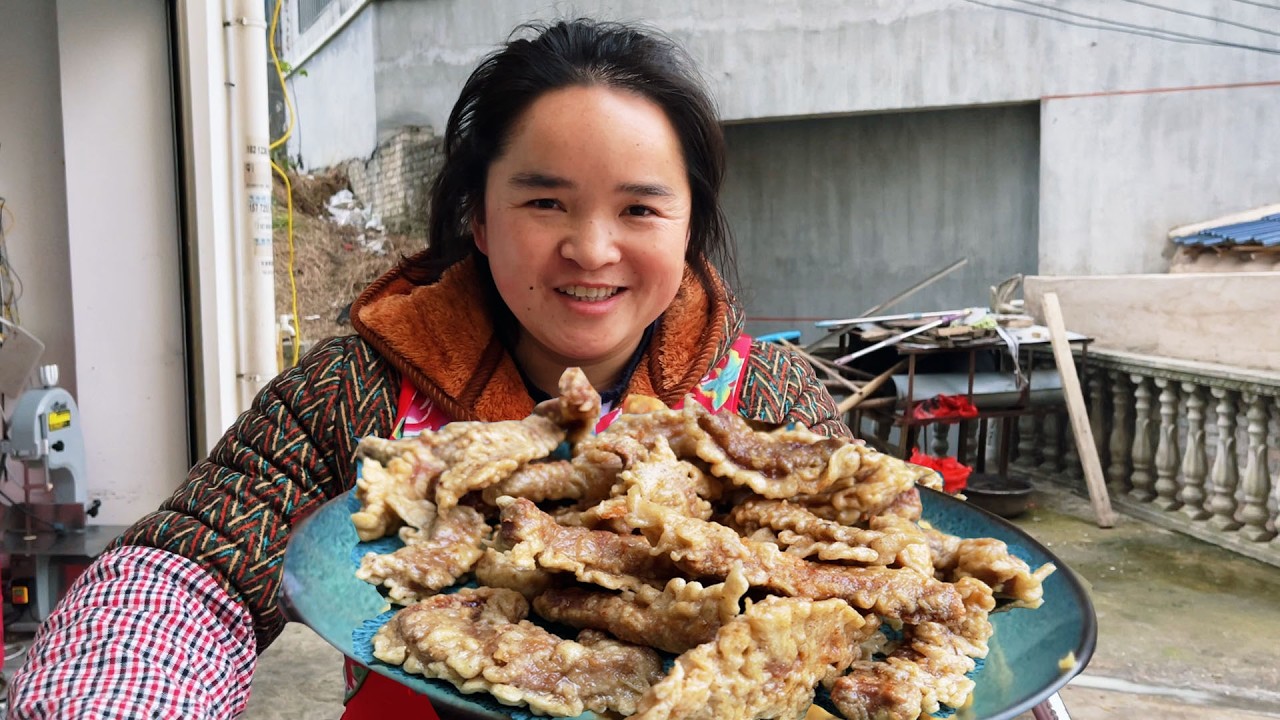 苗大姐炸酥肉，母子俩吃那个香，外脆里嫩一个人吃肥一人吃瘦肉