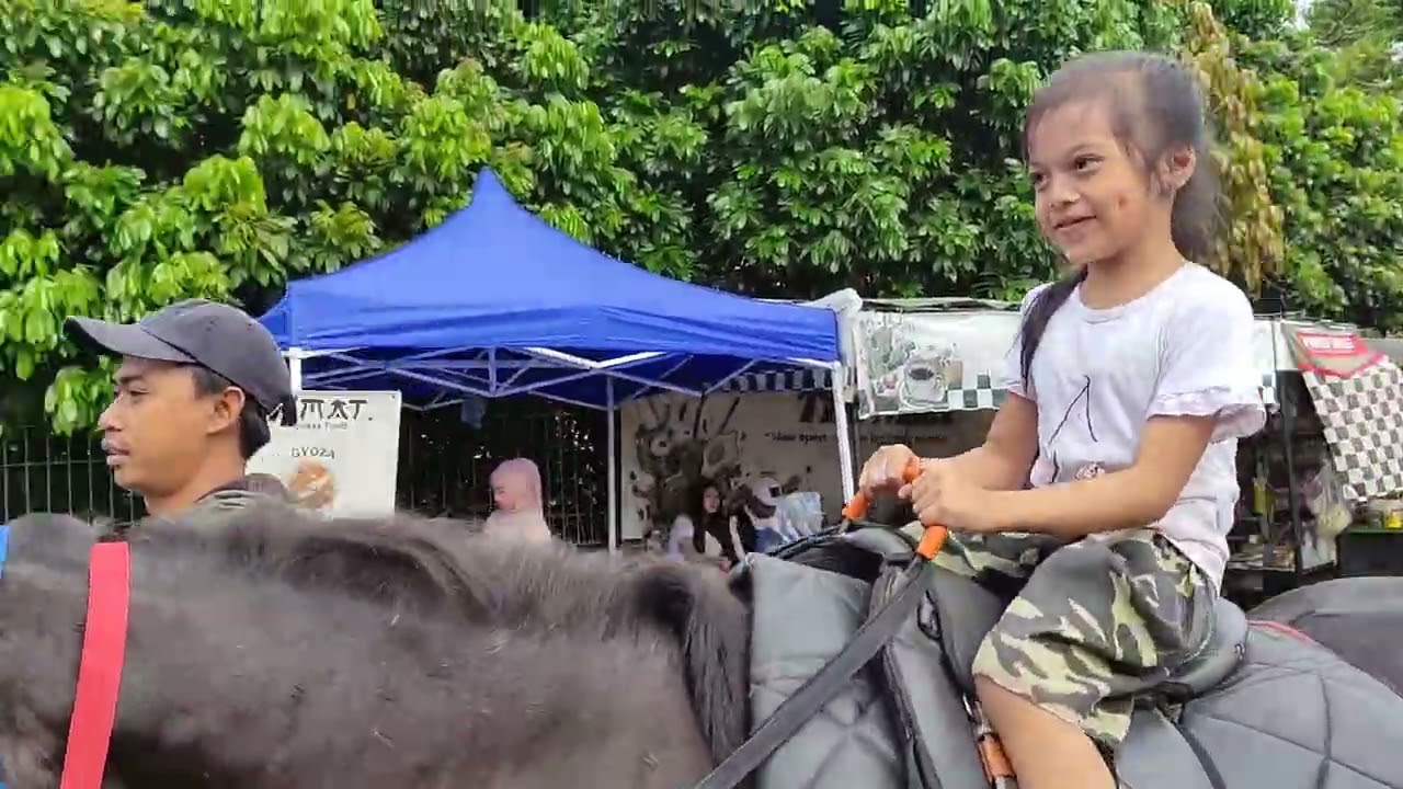 Minggu Jadi Kegiatan Rutin Naik Kuda,,,, Kakak dan Adek di CFD Kota Batu