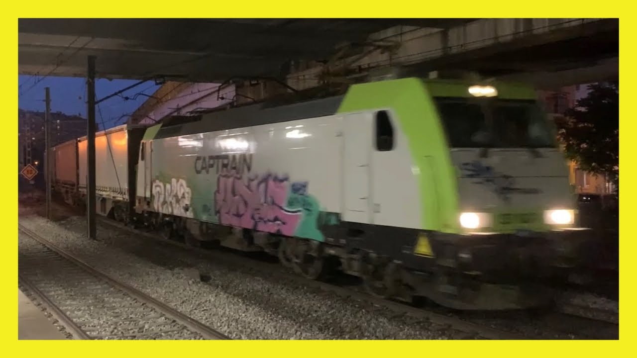 Papelero de Captrain a su paso por Villa verde bajo