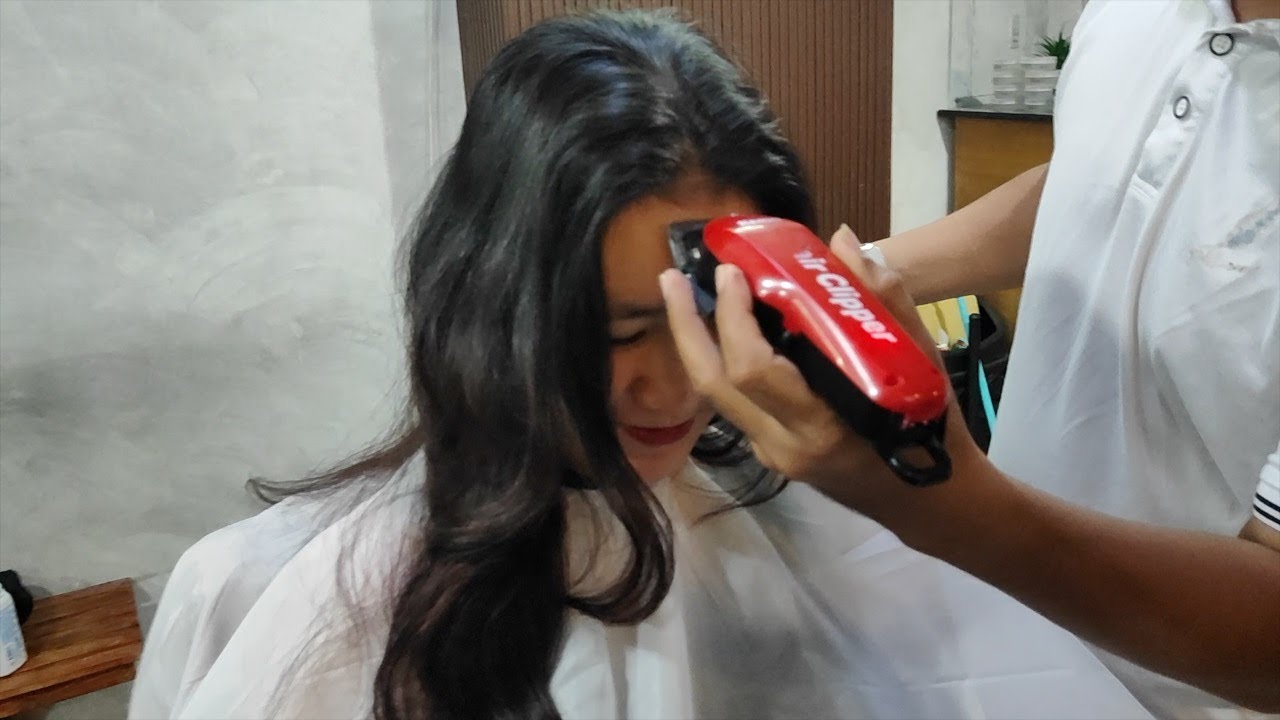 Women headshave at barbershop | Long to Headshave